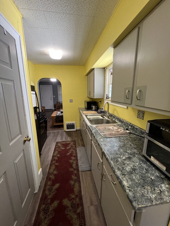 Building Photo - 1223 Bensch St