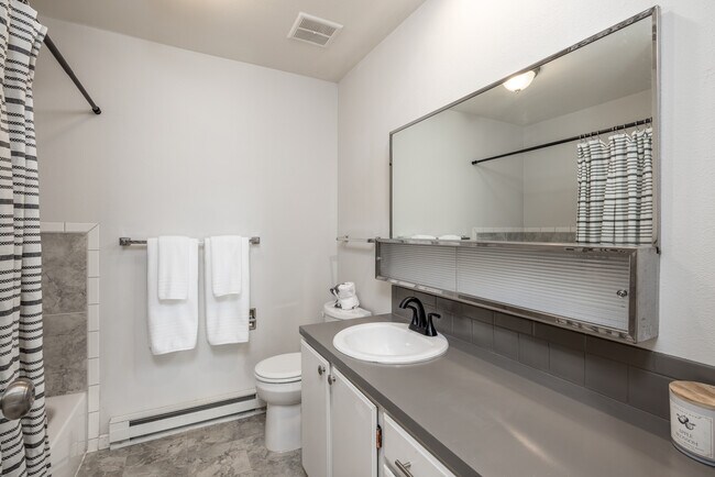 Building Photo - 605 N Virginia Ct