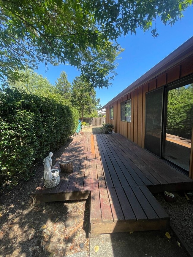 Building Photo - 3 Bedroom Home on Large Corner Lot!