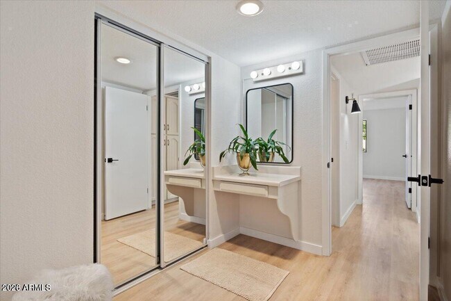 Building Photo - 8432 E Malcomb Dr