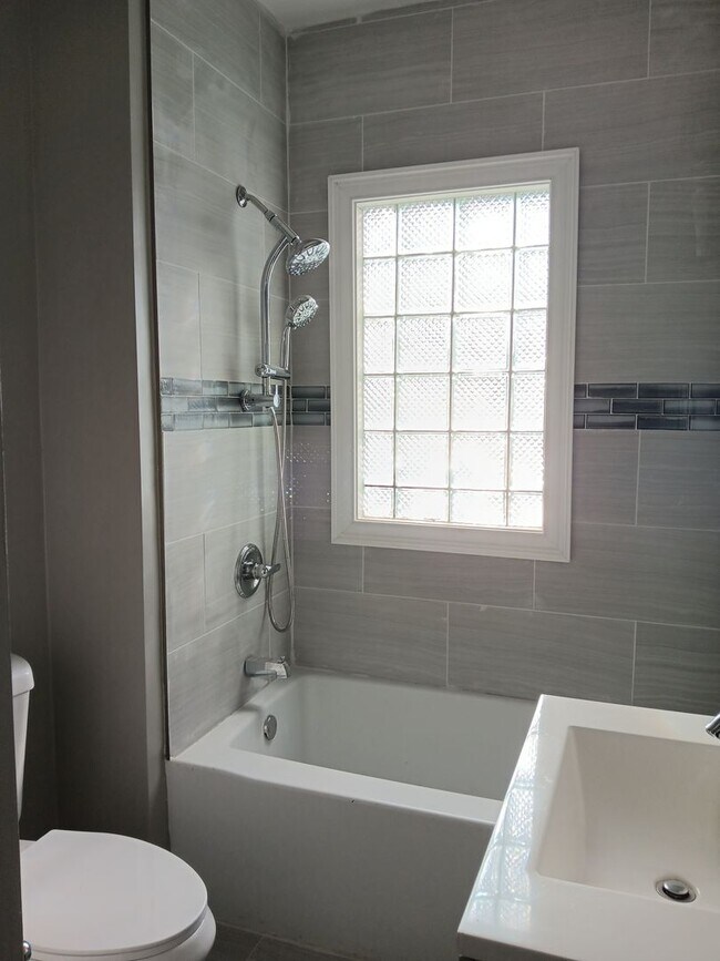 Building Photo - Spacious 2 Bedroom Home