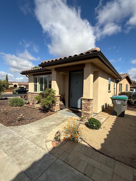 Building Photo - 1866 Vista del Sol