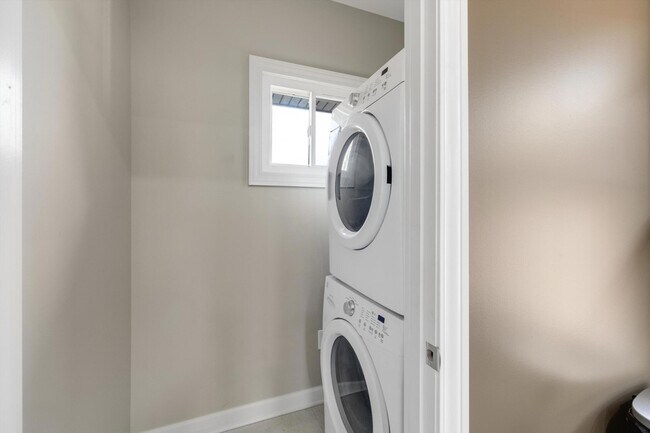 Building Photo - 1458 Virginia Park St