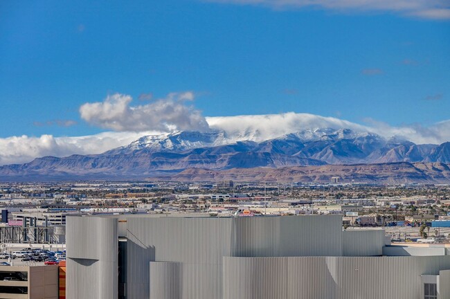 Building Photo - Veer Towers 1412E-Strip Views from this Fu...