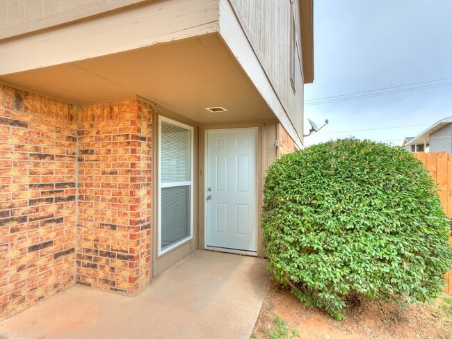 Building Photo - Just remodeled Duplex Home