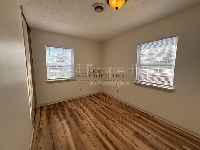 Building Photo - 1008 E Fischer St