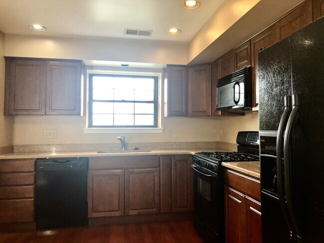 Building Photo - Updated 2Bed/2Bath Top-Floor Towson Condo ...