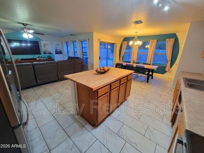 Building Photo - 10841 E Forge Cir
