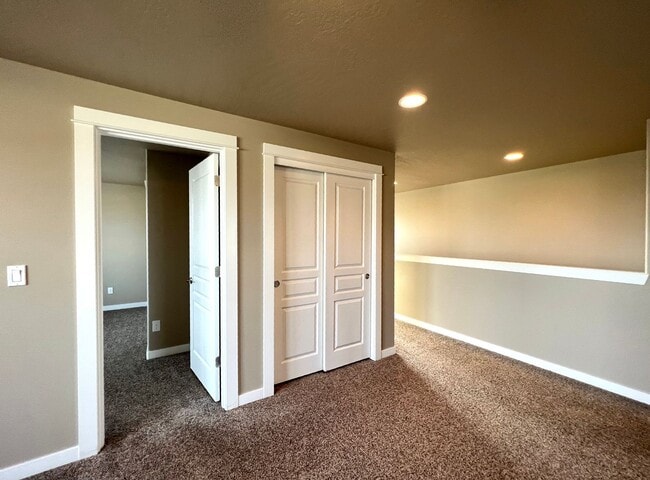 Building Photo - West Richland Home On 0.32 Acres