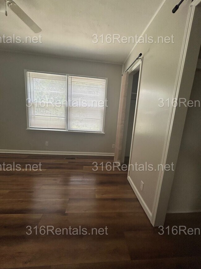 Building Photo - $1345 - 4 bed 1 bath - Single Family Home