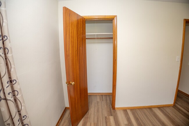 Building Photo - 2401 Willow Dr