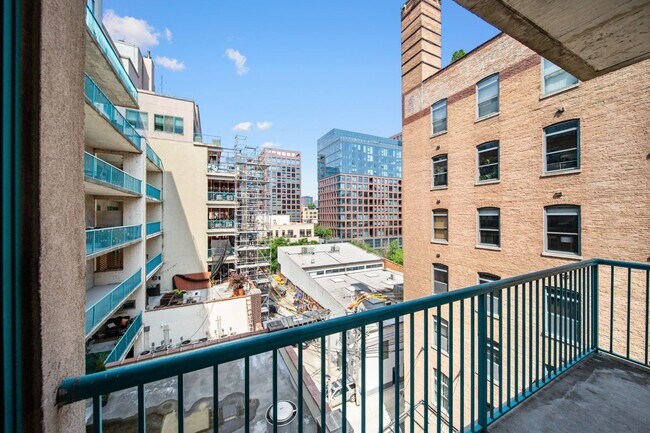 Building Photo - 910 W Madison St