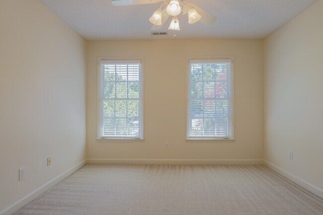Building Photo - Beautiful home with Open Floor plan !!