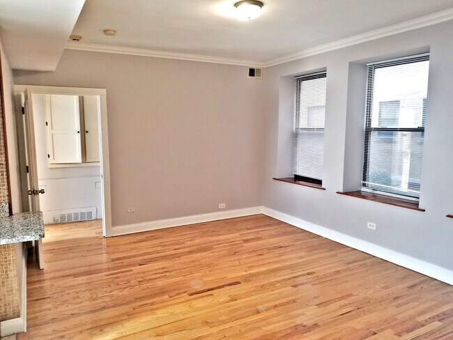 Building Photo - Three Bedroom Unit in South Shore