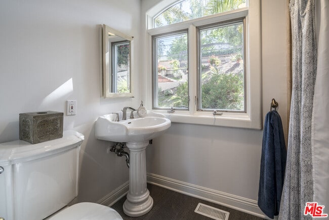 Building Photo - 7036 Grasswood Ave