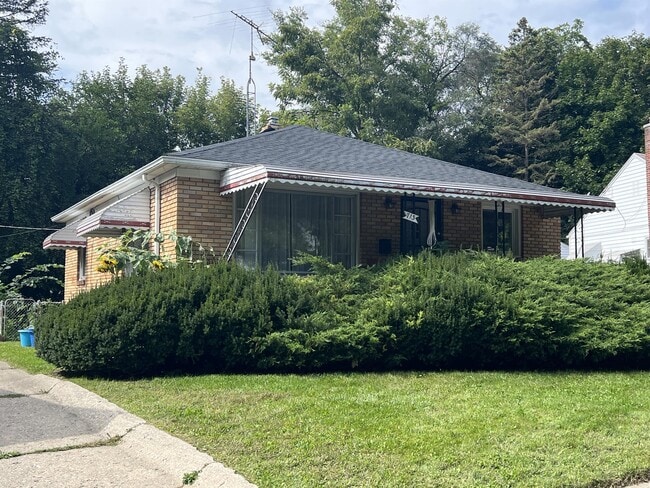 Building Photo - 713 St Clair St