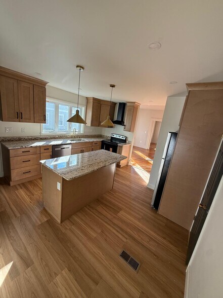 Building Photo - 62 Locust St