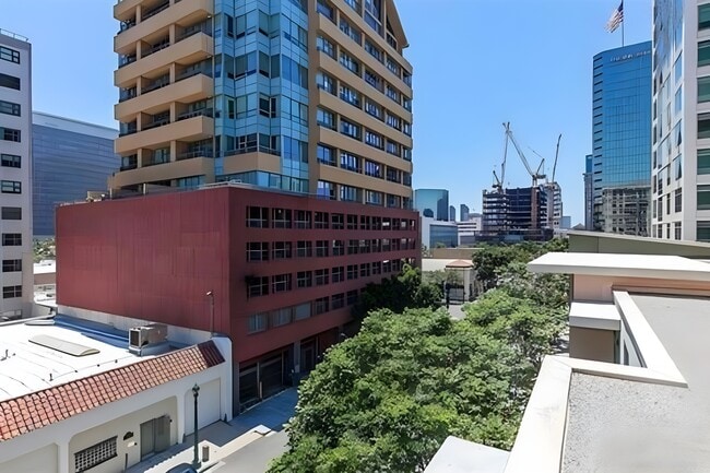 Building Photo - 425 W Beech St