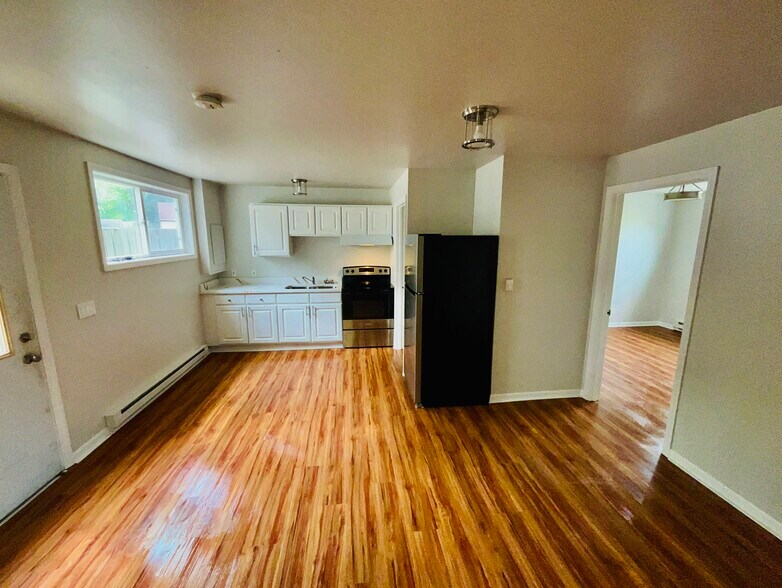 Open concept kitchen with natural light - 931 E Clay St