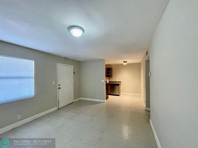 Building Photo - 607 NE 29th Dr