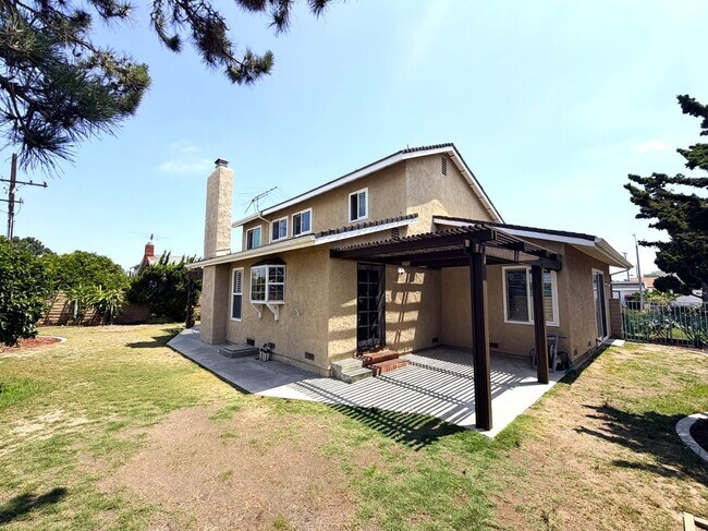 Building Photo - 4 bed, 3 bath located in Anaheim!