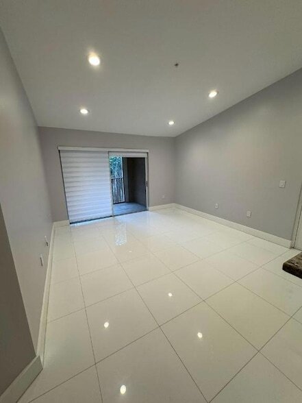 Building Photo - 4852 N State Rd 7