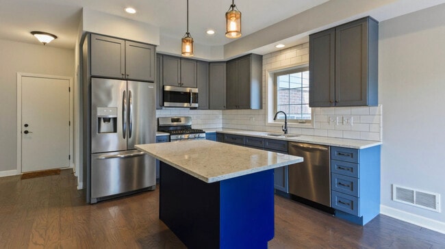 Building Photo - 2205 Maple Hill