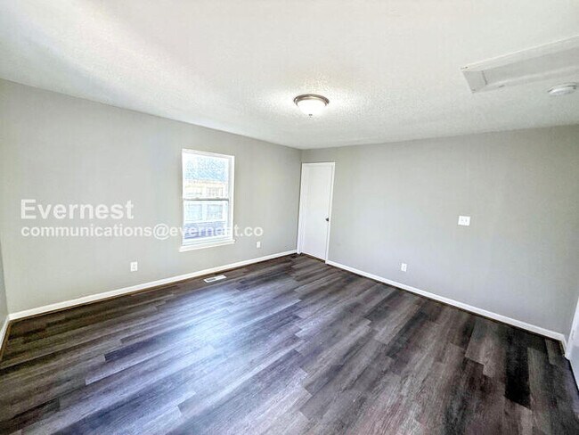 Building Photo - Limited Time Special Offer - Split your security deposit payment. 3 Bed/1 Bath Home with Fenced Y...
