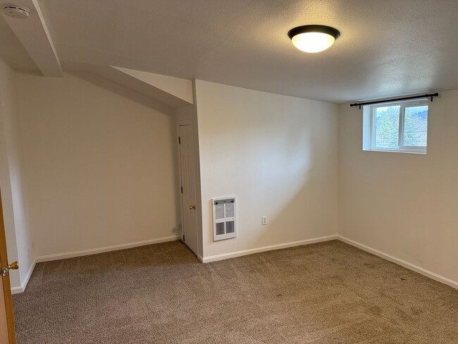 Building Photo - Updated 2 bedroom 1.5 bath duplex in Eugene!