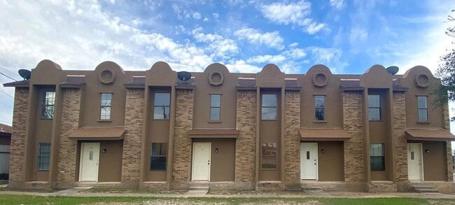 Building Photo - 2903 Patzcuaro Dr