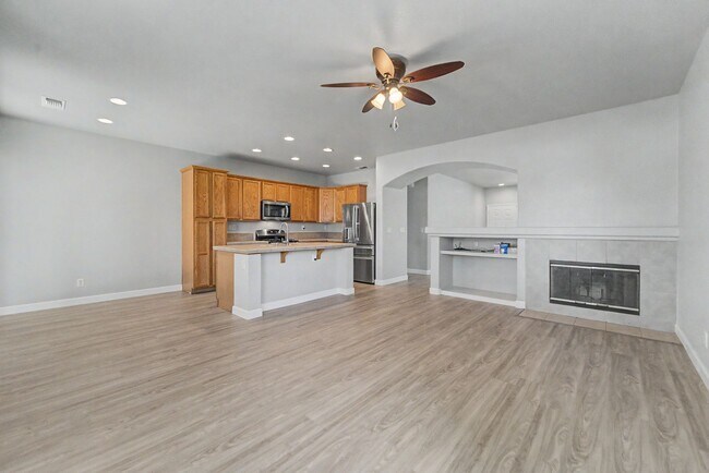 Building Photo - 4 bedroom 2 bath home located in Yuba City