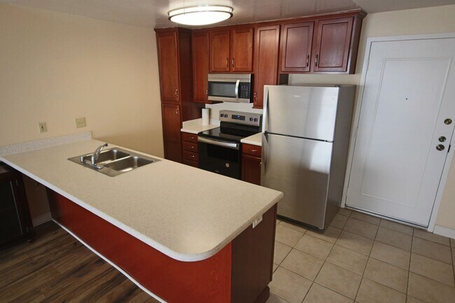 Building Photo - Best Priced 2 Bedroom Condo in the Heart o...