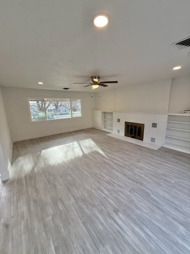 Building Photo - 288 W Diagonal #A 3 Bed/2 Bath