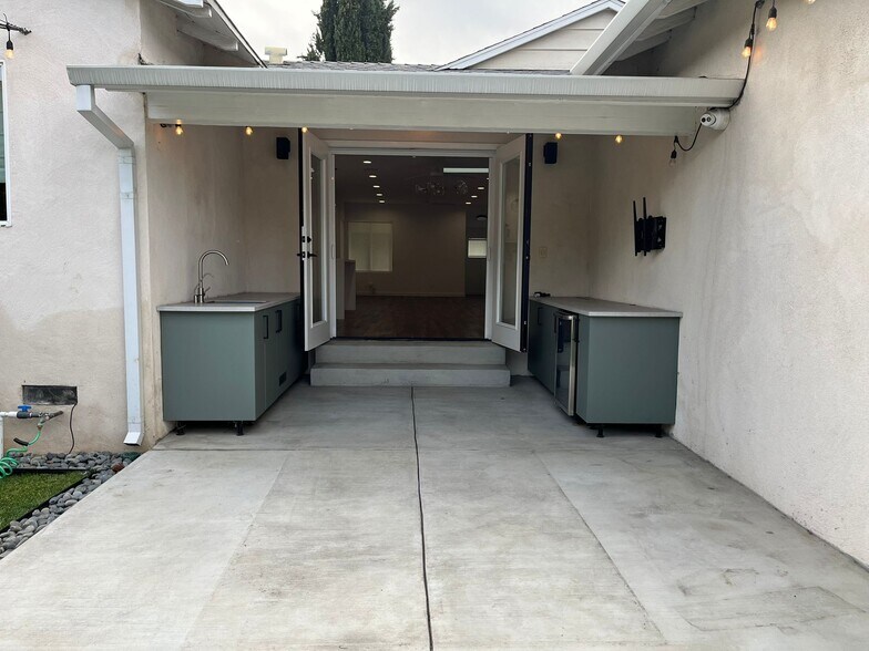 Building Photo - 4466 Sherman Oaks Cir