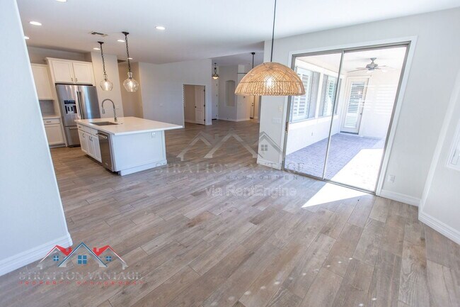 Building Photo - 661 E Julian Dr