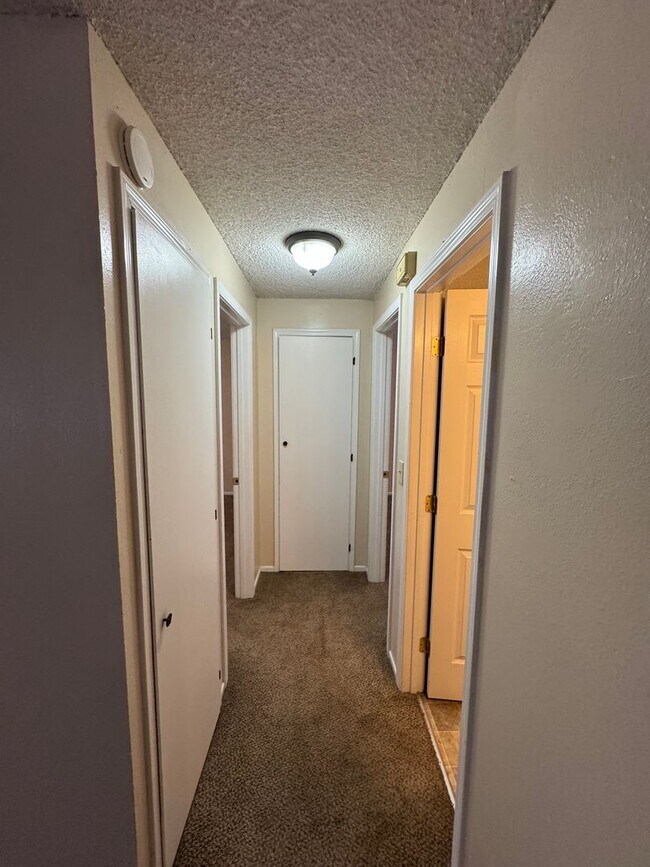 Building Photo - Nice 2 Bedroom 1 Bath Apartment in Sheridan