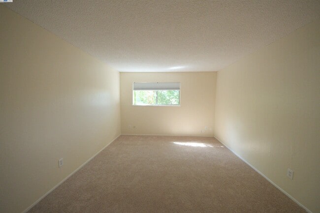 Building Photo - 1060 Oak Grove Rd