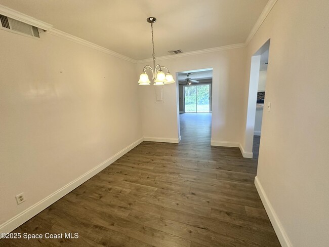 Building Photo - 350 Vesta Cir