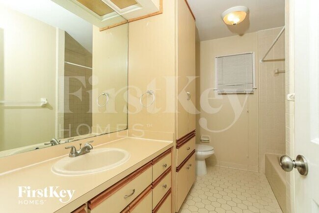 Building Photo - 4911 Stonecrest Dr