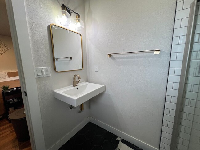 Building Photo - Remodeled 3 Bedroom Troutdale Home