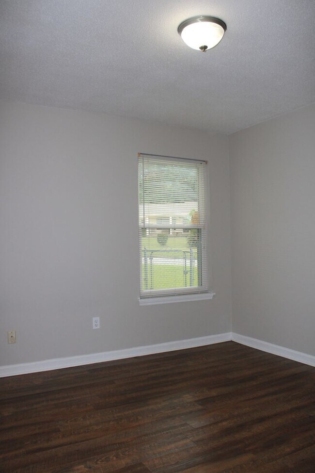 Building Photo - Charming 3BR/2BA Rental in Sand Ridge Neighbourhood