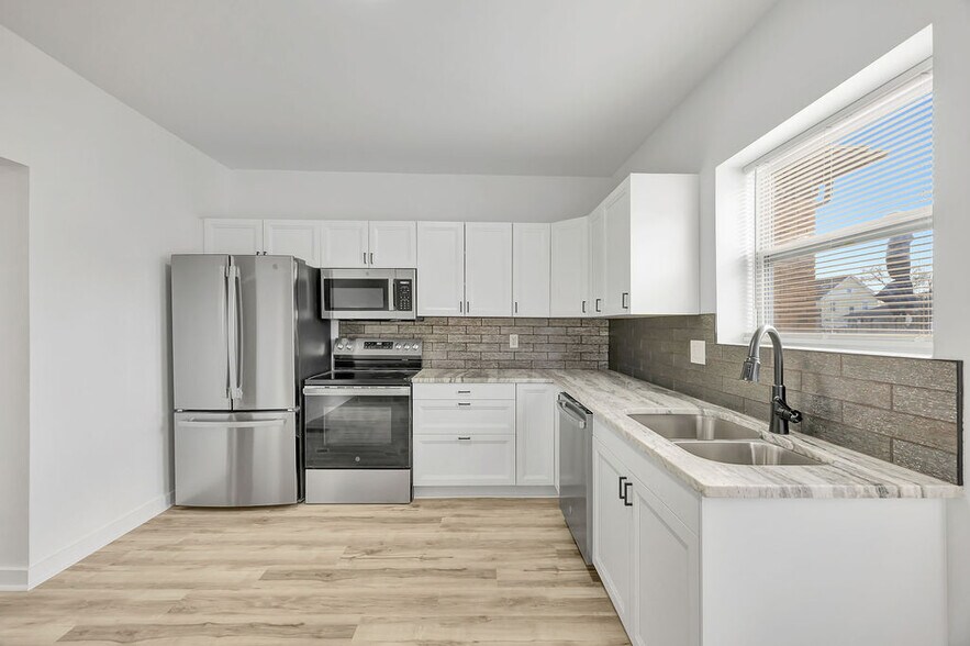 Building Photo - 2022 Central Ave