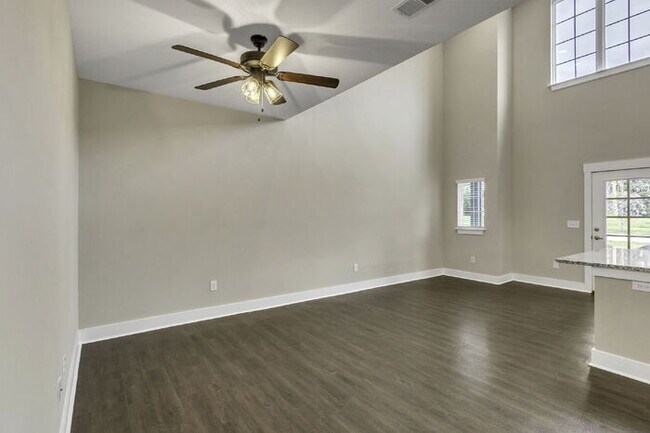 Building Photo - Modern 2-Bed, 2.5-Bath Townhouse with Small Loft in Travelers Rest