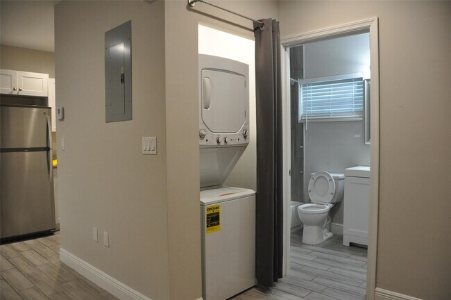 Building Photo - 1216 NW 6th Ct