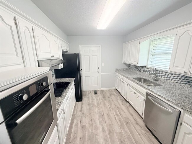 Building Photo - 3215 Oakwood Dr