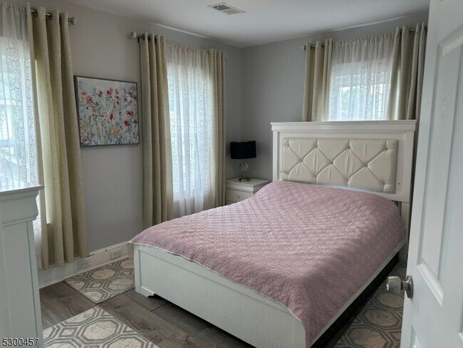 Building Photo - 89 Farragut Rd