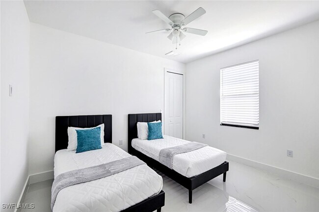 Building Photo - 502 SW 25th Pl