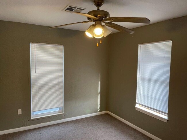 Building Photo - Charming 4 bed two story close to Plaza district!