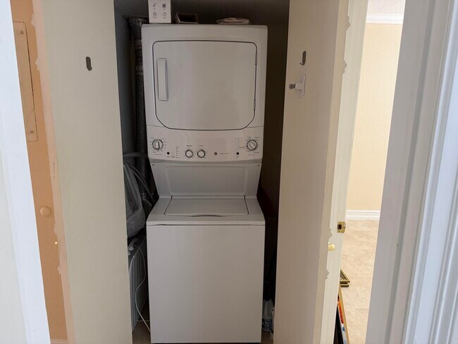 Building Photo - 1221 SE 3rd St