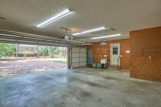 Building Photo - 11 Cardinal Dr